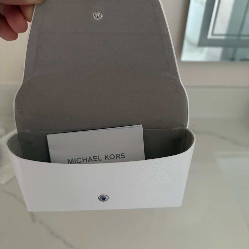 Michael Kors white glasses case - Picture 6 of 6